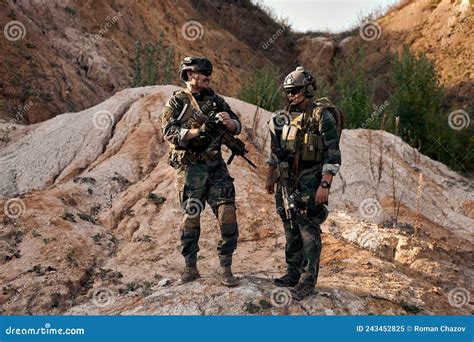Two soldiers on duty .